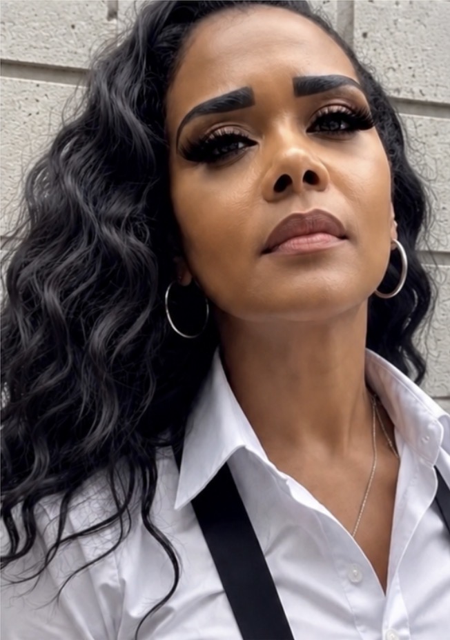 Rolanda Bell leading a community experience